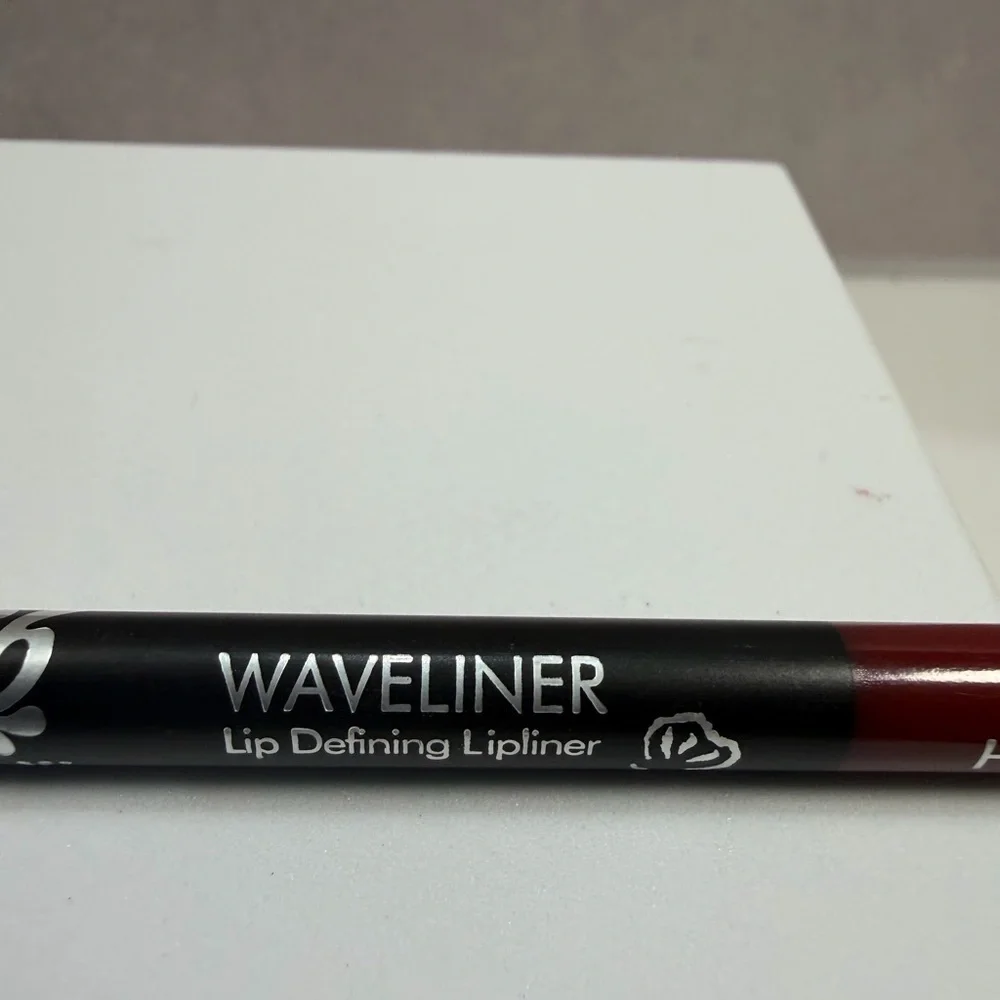 🩷5/$10 Waveliner Lip Defining Liner in Red